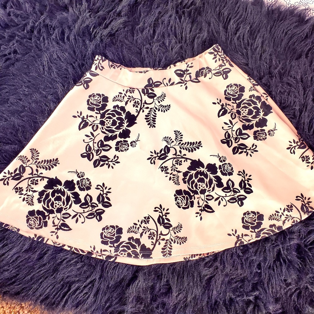 👑Rue 21 Skater skirt with felt floral detial